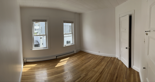 Sunlit back bedroom (3rd) with charming corner closet. Queen/full. - 58 S Waverly St