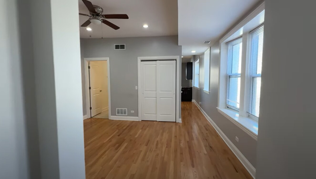 Building Photo - 4452 N Sheridan Rd