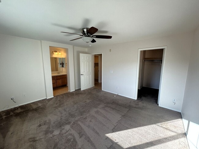 Building Photo - 2 Bedrooms/ 3 Bathrooms