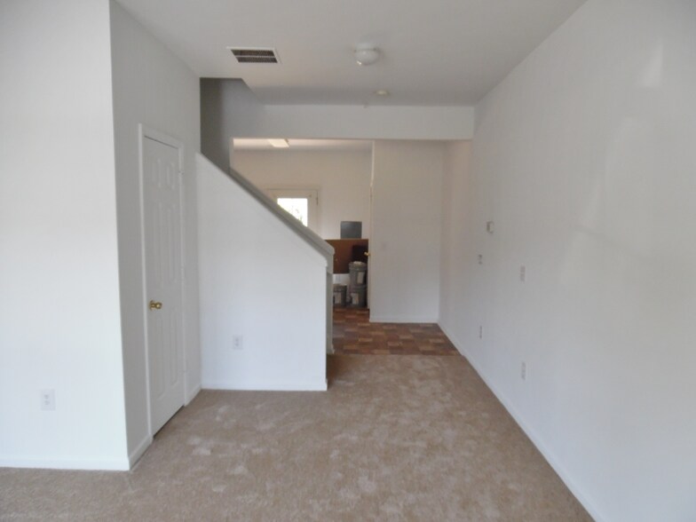 Building Photo - 118 University Village Dr