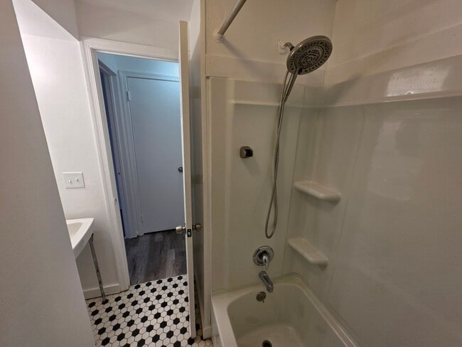 Building Photo - 2208 Lamotte St