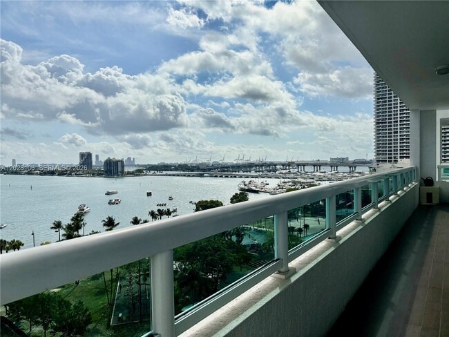 Building Photo - 1800 N Bayshore Dr