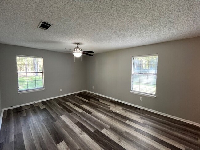 Building Photo - 16 Eastwood Dr