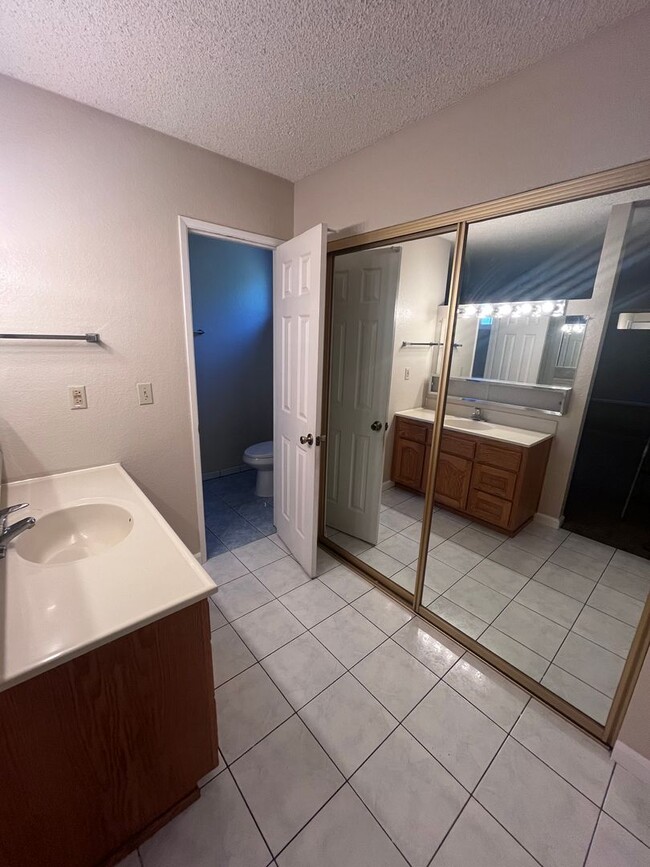 Building Photo - NICE UPDATED HOME IN SACRAMENTO!!