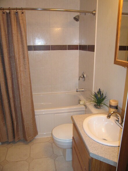 Building Photo - 4 Roedean Dr