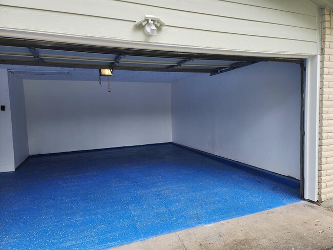 Building Photo - 2123 Quail Valley E Dr