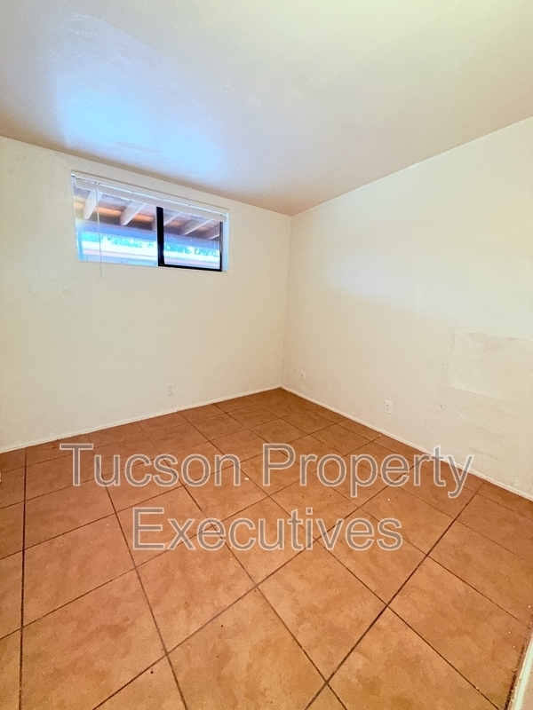 Building Photo - 1644 N Beverly Ave