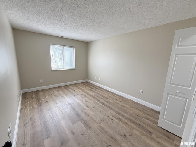 Building Photo - 3440 Villa Ridge