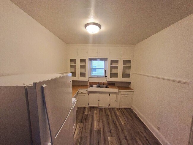 Building Photo - 373 Ahnaip Street