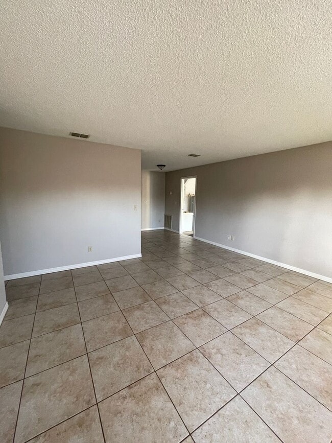 Building Photo - MOVE IN SPECIAL-Nice 2/1 Duplex Home for Rent in St. Cloud