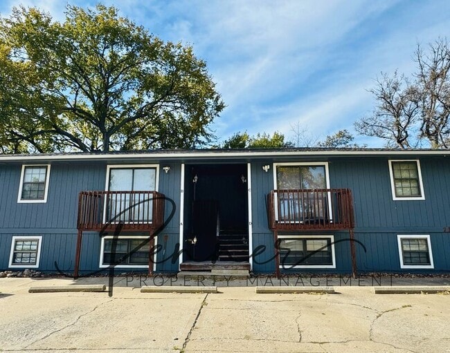 Primary Photo - 716 NE Ball Dr