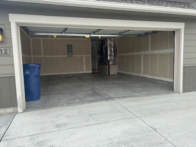 Building Photo - Moen Fields 3 Bed 3 Bath Garden Townhome across from Greenacres Elementary