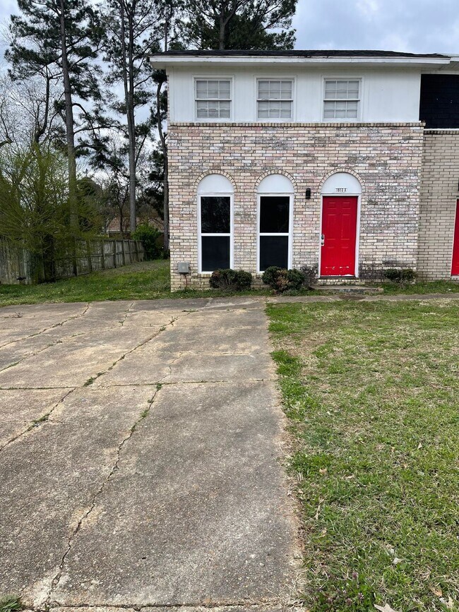 Building Photo - "Charming 2 Bed, 1.5 Bath Apartment in Jon...
