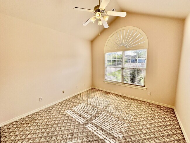 Building Photo - 602 SE Cambridge Pl