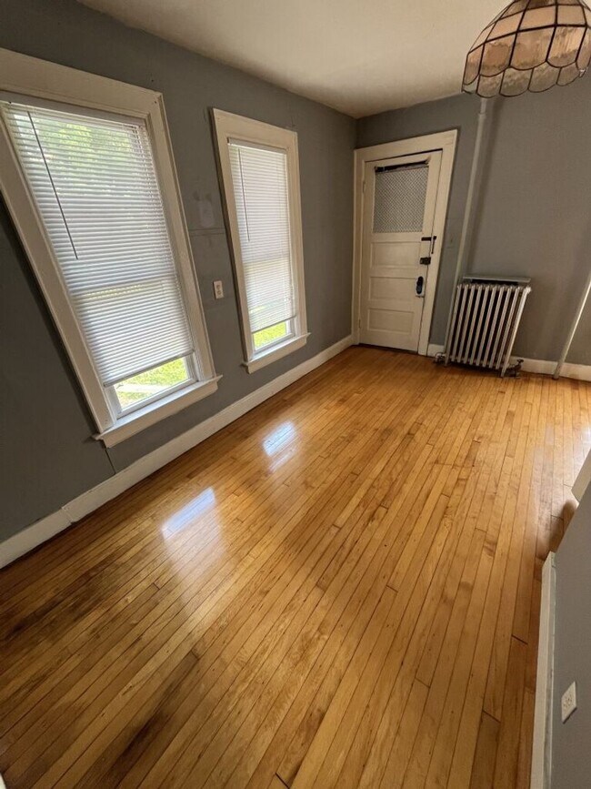 Building Photo - Bright 2 Bed / 1 Bath off Brady St | Free Laundry & Pet-Friendly