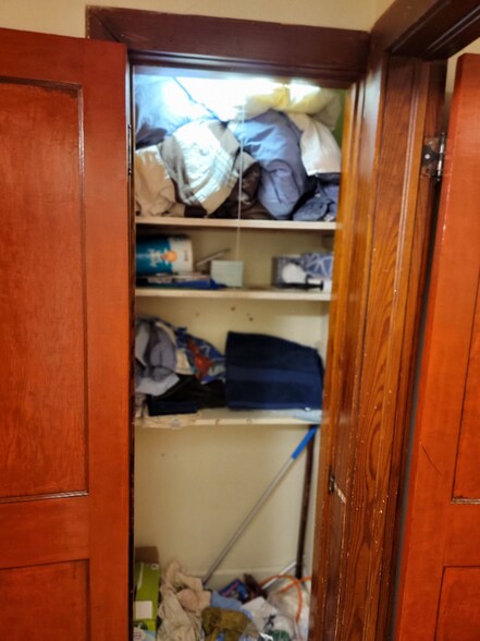 Building Photo - 1019 E 8th St