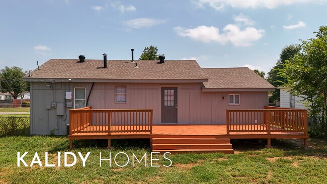 Building Photo - 1371 South Dr
