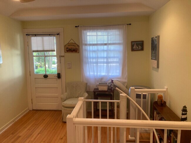 Upper Entrance way - 5 River Rd