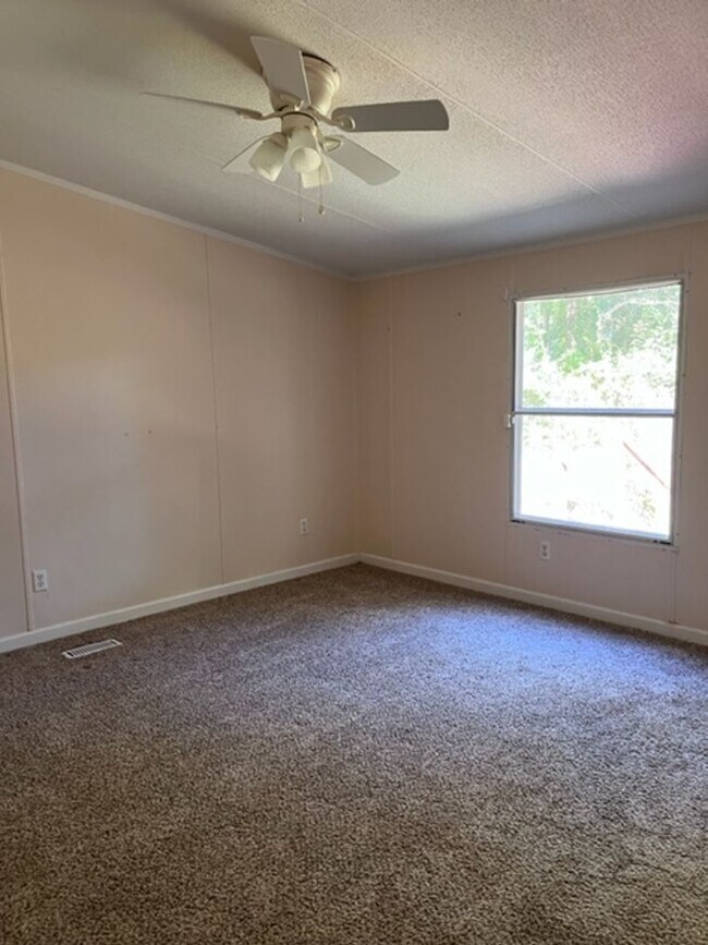 Building Photo - Large 4 Bedroom 2 bath DWMH