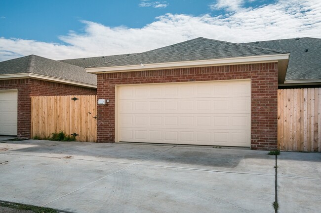 Building Photo - Stunning Hillside Terrace Townhome
