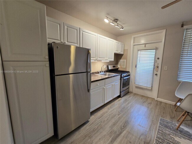 Building Photo - 441 Collins Ave