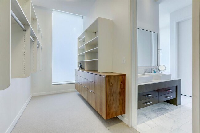 Building Photo - 210 Lavaca St