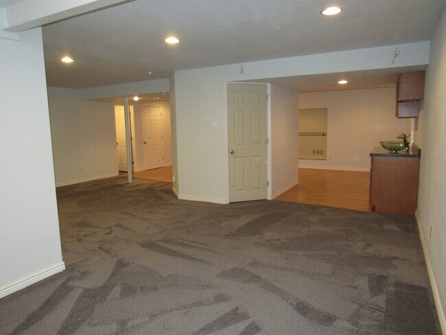 Building Photo - Rare Bradburn Single Family home including Carriage house