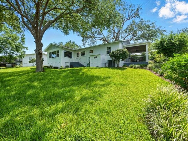Building Photo - 1426 Crestview Dr