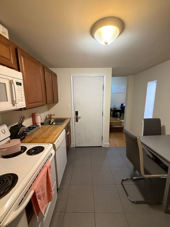 Building Photo - 1630 N Sydenham St