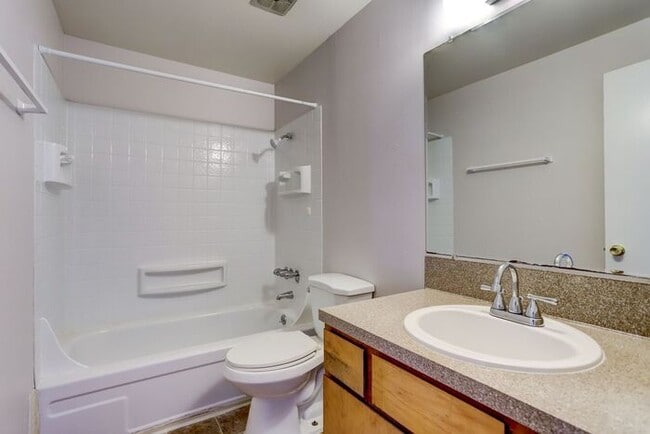 Building Photo - Remoduled 2x1 unit available Dec 1st!!