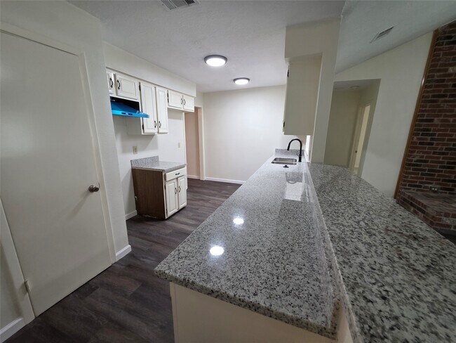 Building Photo - 4860 Kentington Dr