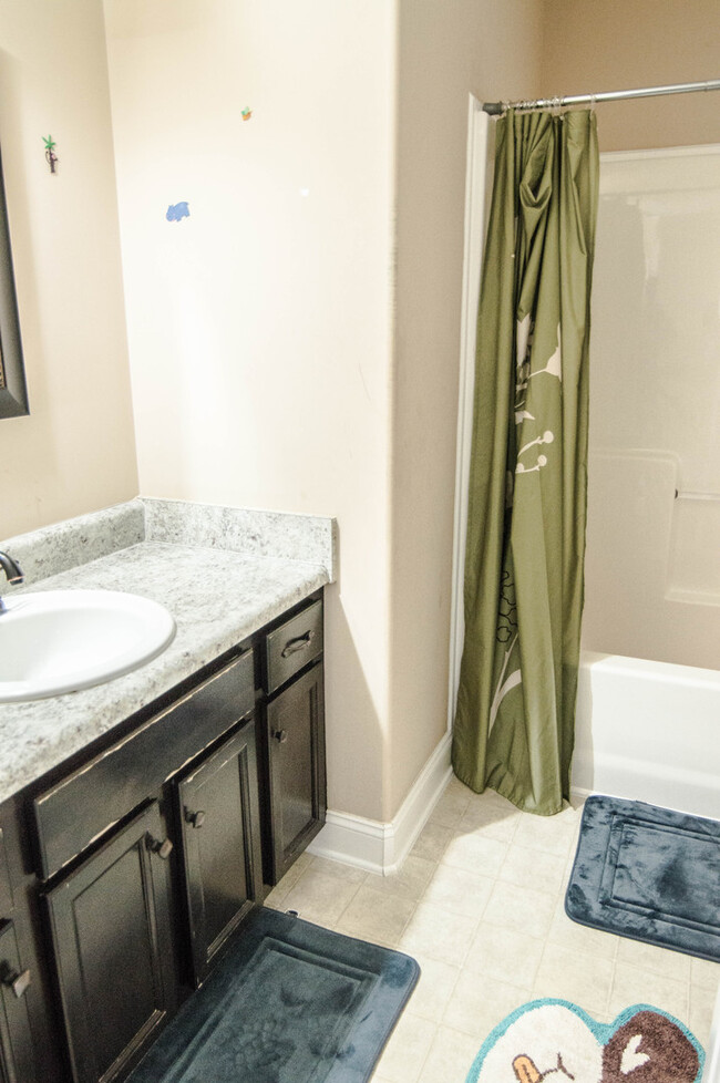 Building Photo - Pet Friendly Three Bedroom!