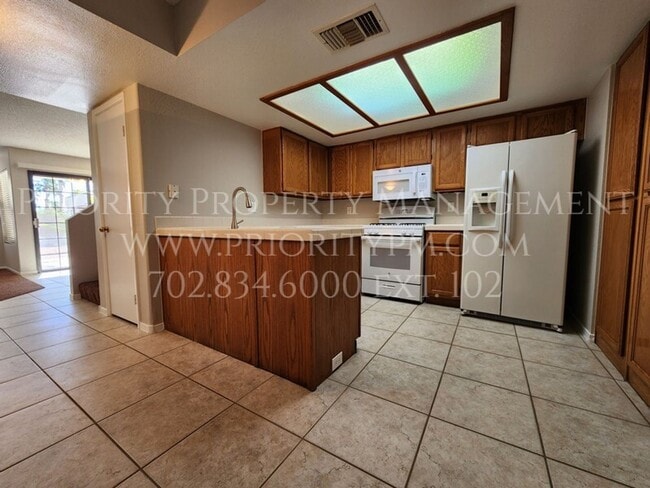 Building Photo - 2052 Waverly Cir
