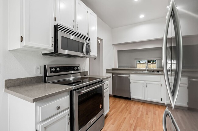 Building Photo - Spacious 2BR/2.5BA Townhome in Prime Milpi...