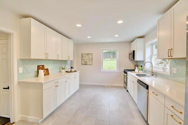 Building Photo - 797 Highland Ave