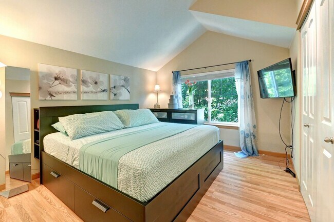 Building Photo - Immaculate Townhome with Private Patio!