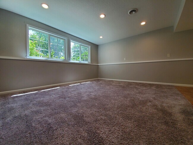 Building Photo - 627 36th St SW