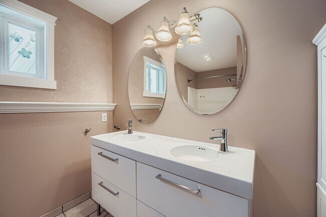Building Photo - 3bd/1.75ba Snoqualmie Condo
