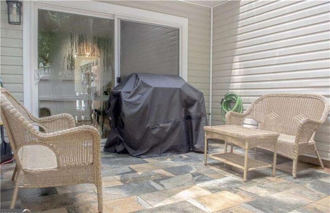 Building Photo - 2685 Meadowlawn Dr