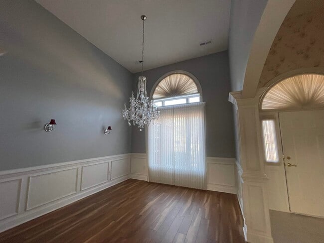 Building Photo - 530 Winterberry Ln