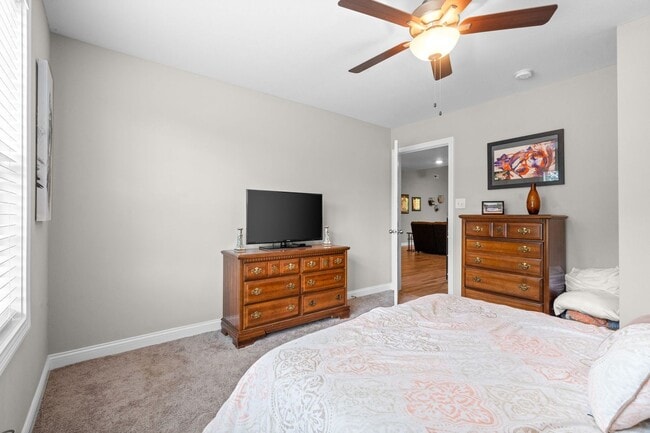 Building Photo - 3 Bed 2 Bath Home For Rent Near Downtown Clarksville!