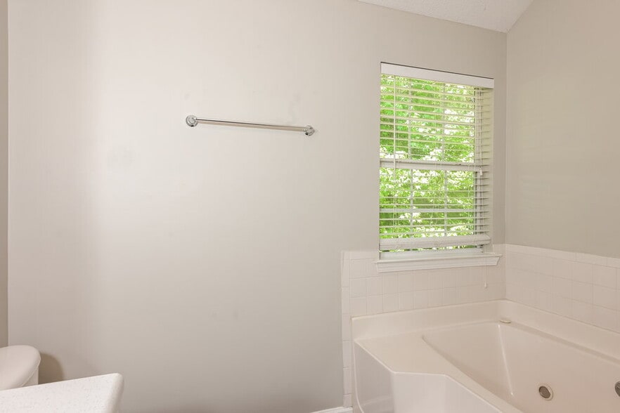 Building Photo - 4100 Clarks Tr