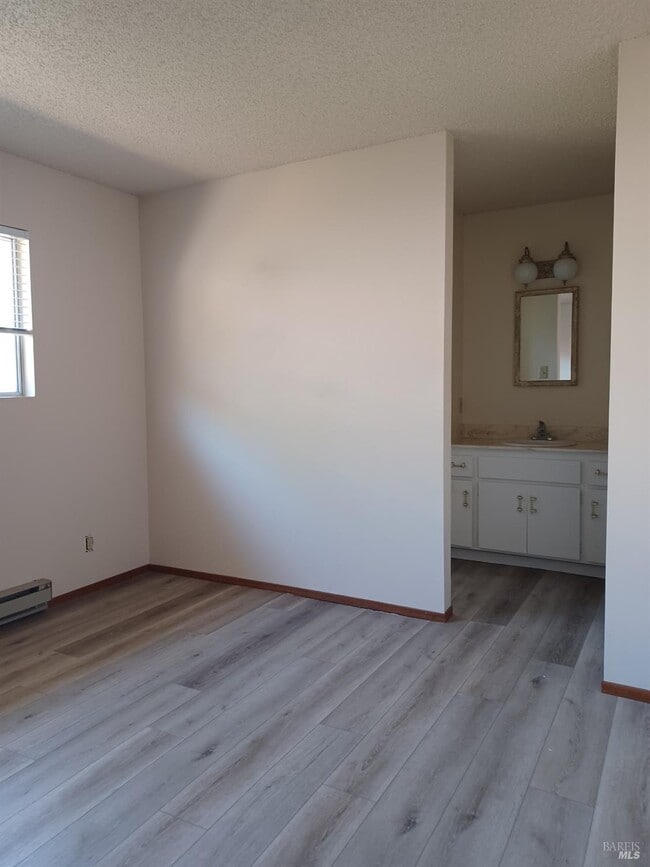 Building Photo - 214 Cottonwood Cir