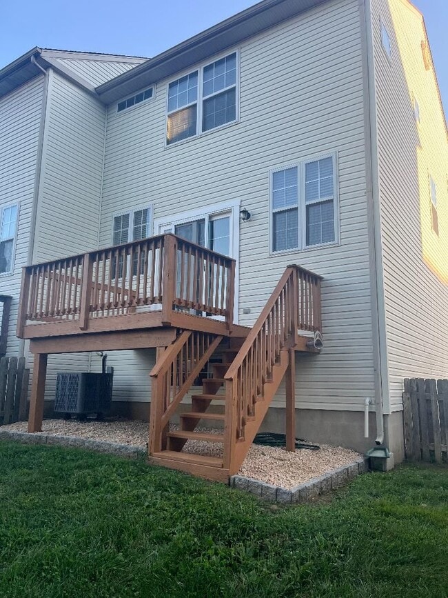 Building Photo - End Unit Townhouse in Brennan Estates- 2 B...