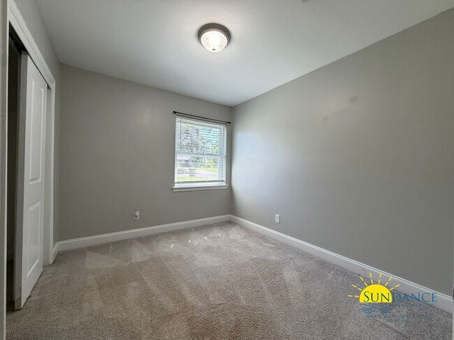 Building Photo - Great 3 Bedroom Home in Fort Walton Beach with Solar Panels-Near Hurlburt Field!