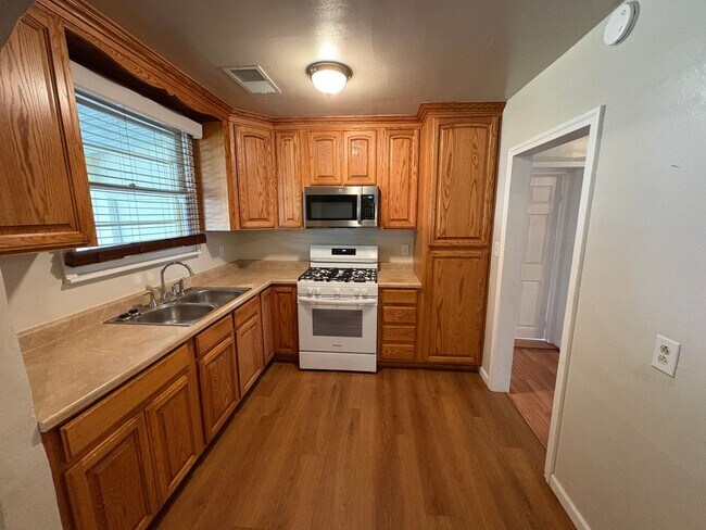 Building Photo - Charming Exeter Home Near Shopping Center ...