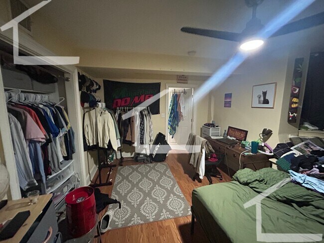 Building Photo - Don't miss out on this 6 bed 2 bath in Mission Hill...