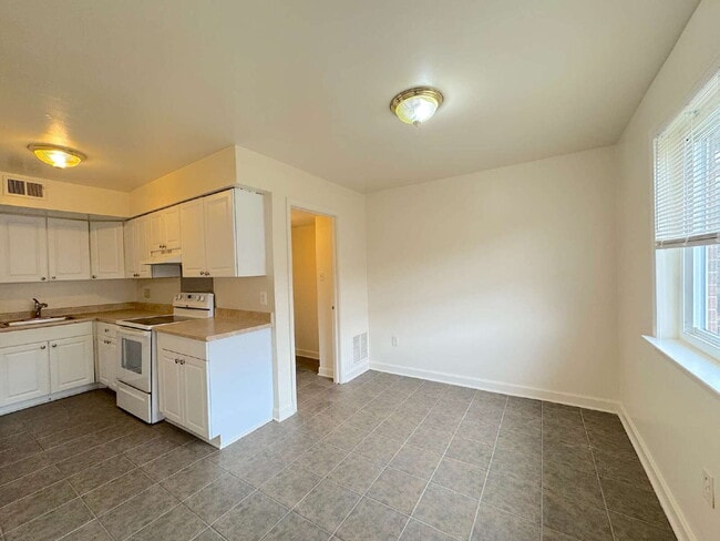 Building Photo - Welcome to this charming 2-bedroom, 2-bathroom townhouse nestled in the heart of Annandale.