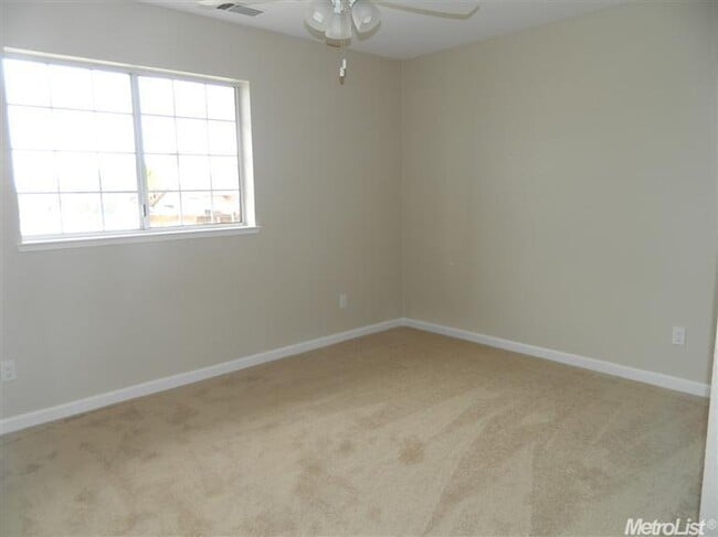 Building Photo - Huge 3 Bedroom 2.5 Bath Corner Lot Home fo...