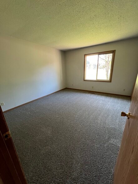 Building Photo - 545 Pine Tree Dr